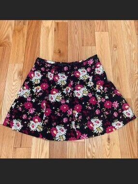 Floral 2000s Pleated Skirt 24W Plus Black w/ Pink White Daisy Flower David Loren